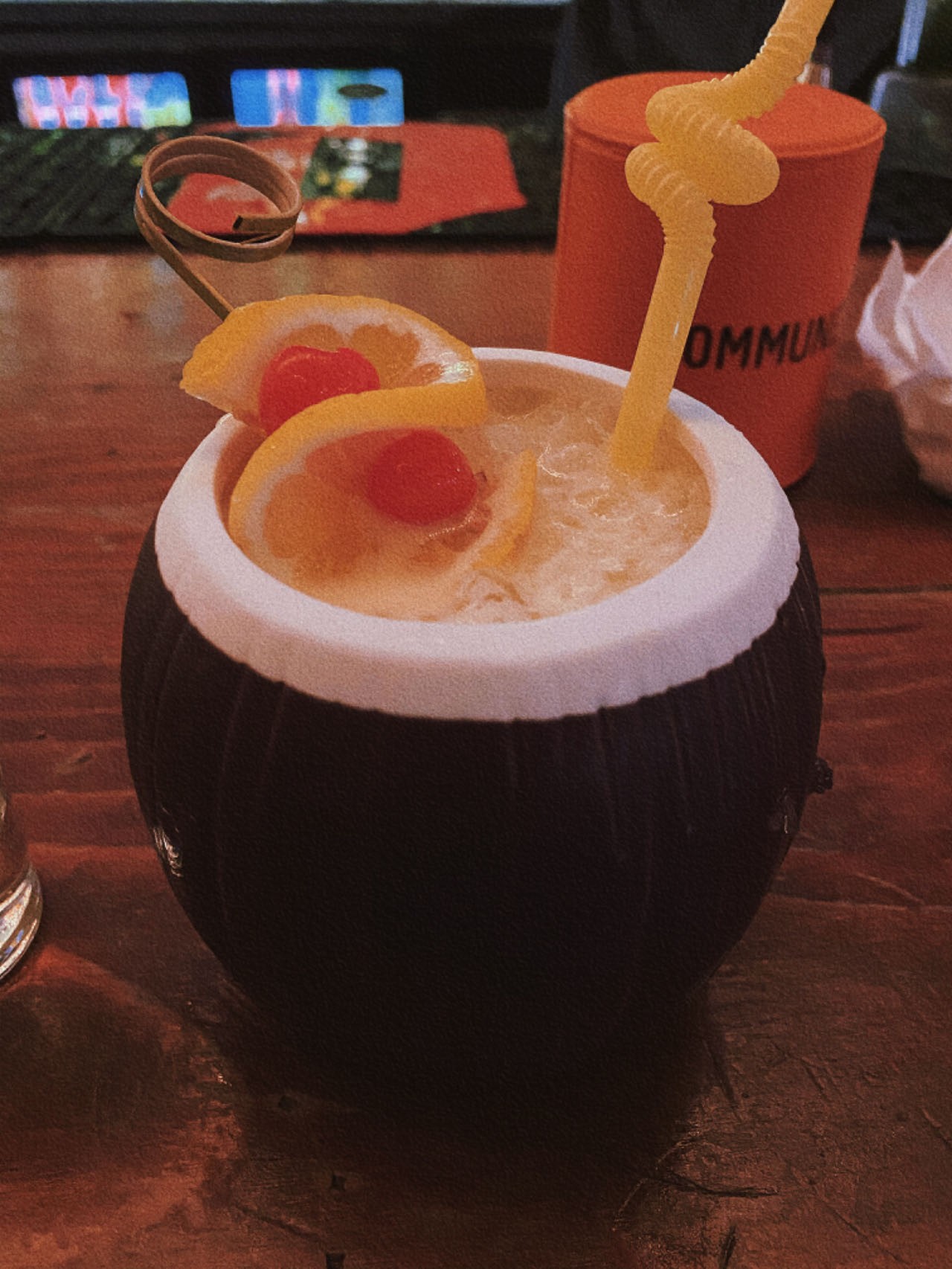 浪漫晚餐场景，烛光晚餐布置，精致餐具，情侣面对面用餐，氛围温馨