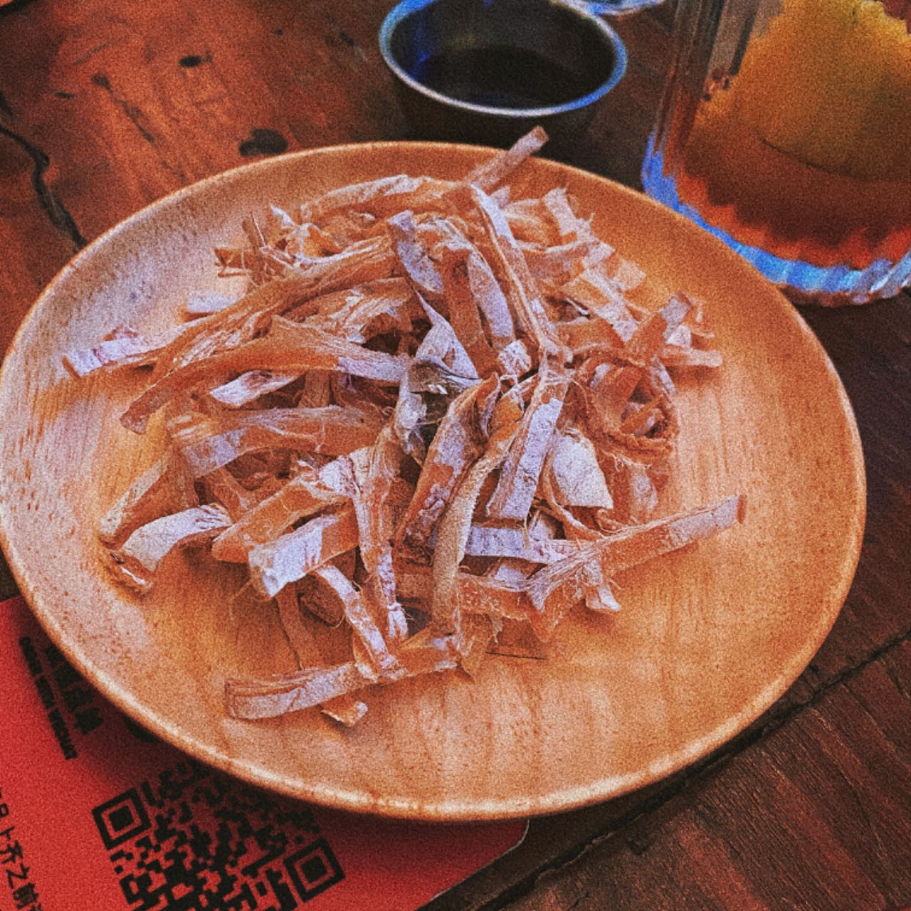 电影院观影场景，情侣并肩坐在影院座位上，屏幕光芒照亮两人的侧脸