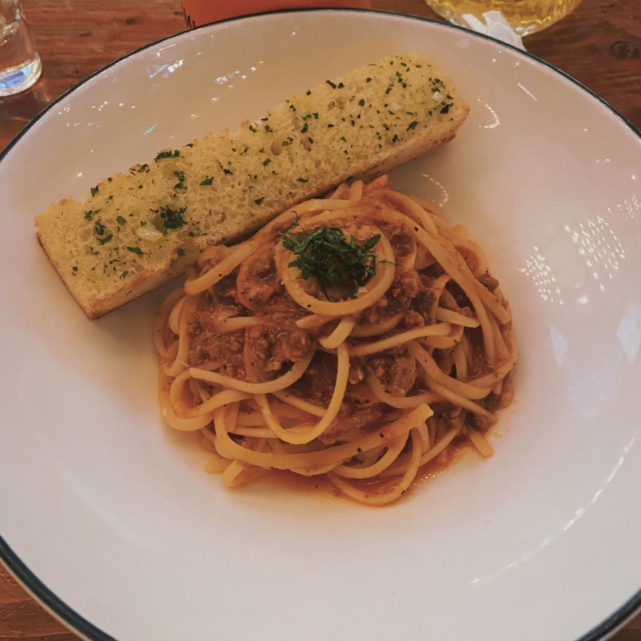 浪漫晚餐场景，烛光晚餐布置，精致餐具，情侣面对面用餐，氛围温馨