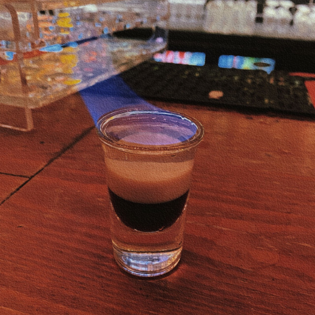 浪漫晚餐场景，烛光晚餐布置，精致餐具，情侣面对面用餐，氛围温馨