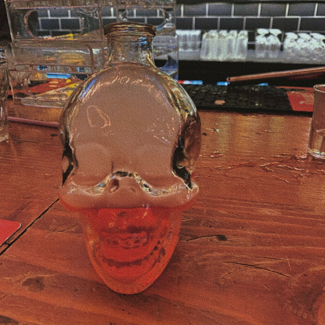 电影院观影场景，情侣并肩坐在影院座位上，屏幕光芒照亮两人的侧脸