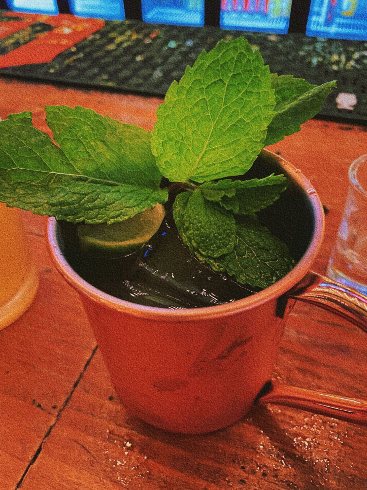 生日庆祝场景，生日蛋糕前的情侣，烛光映照两人的笑脸，温馨浪漫